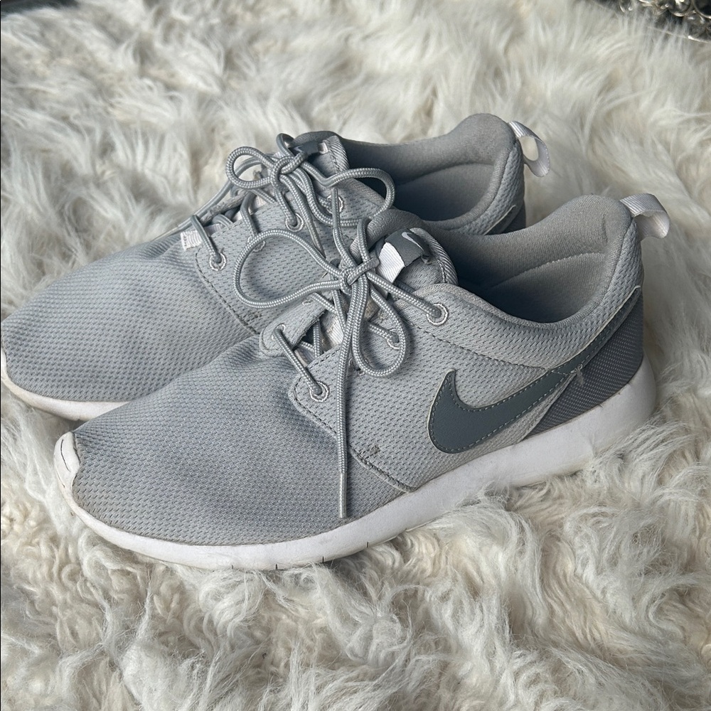 Youth size 6 (women’s size 7.5) Nike Gray Athletic Sneakers